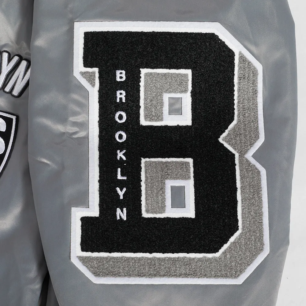 NBA BROOKLYN NETS OLD ENGLISH MEN'S RIB SATIN JACKET (GRAY)