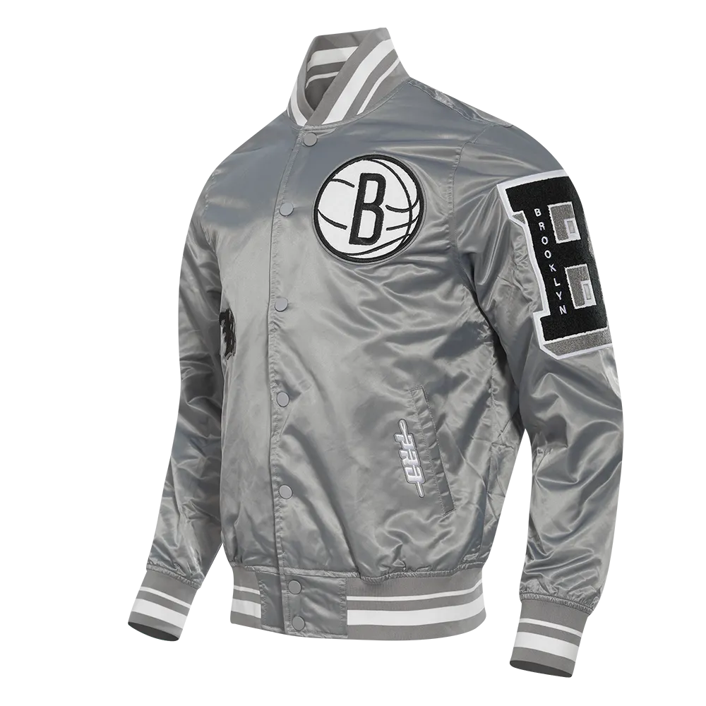 NBA BROOKLYN NETS OLD ENGLISH MEN'S RIB SATIN JACKET (GRAY)